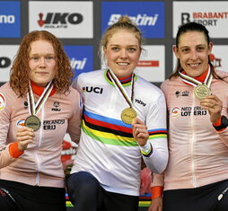 Puck Pieterse, Fem van Empel y Lucinda Brand, en el podio.