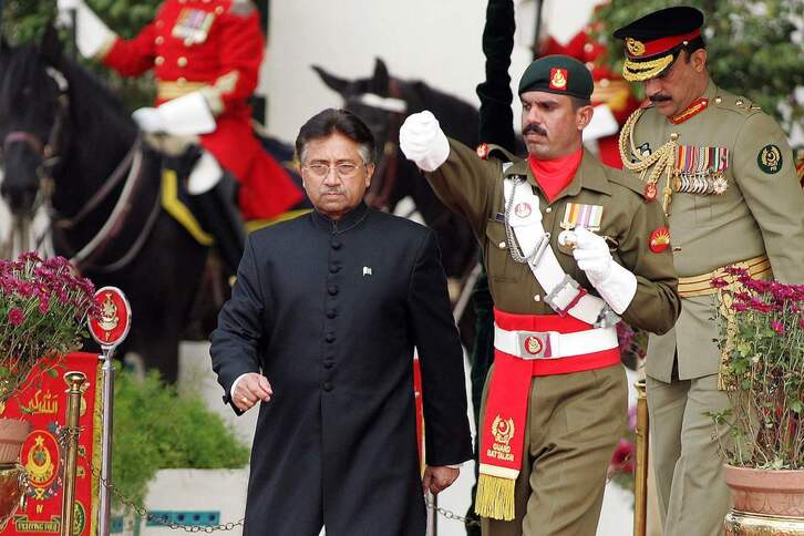 Pervez Musharraf, en su toma de posesión como presidente en 2007, tras ser ratificado en las urnas.