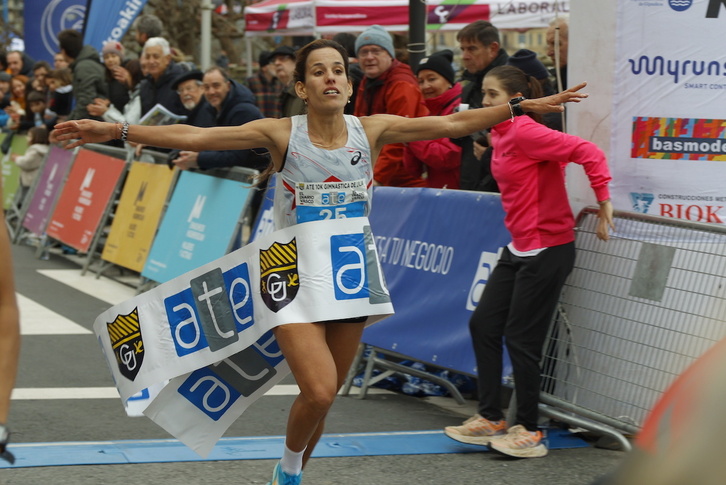 Majida Maayouf garaipena ospatzen.