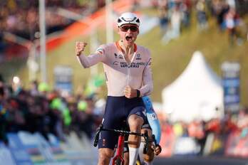 Van der Poel celebra el triunfo en el Campeonato del Mundo de ciclocross.