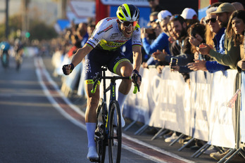 Rui Costa celebra su victoria en Valencia, acompañada de la general.