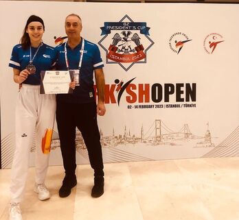 Jone Magdaleno, con la presea conquistada en Estambul.