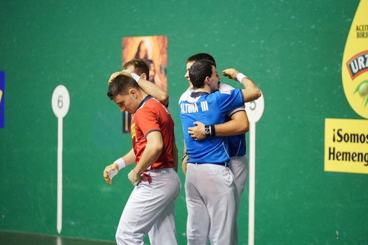 Partida amaitu ostean, Altuna-Tolosa garaipena ospatzen, eta Laso-Imaz burumakur. 