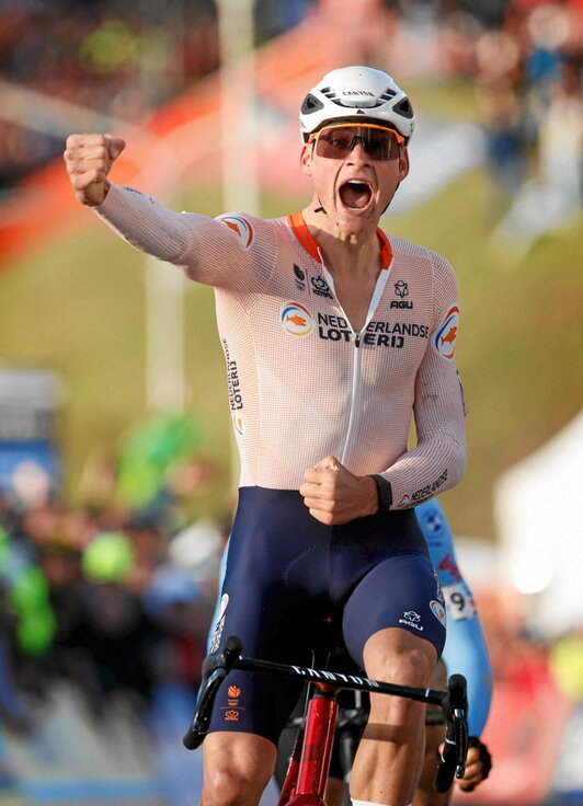Van der Poel celebra su victoria exultante.