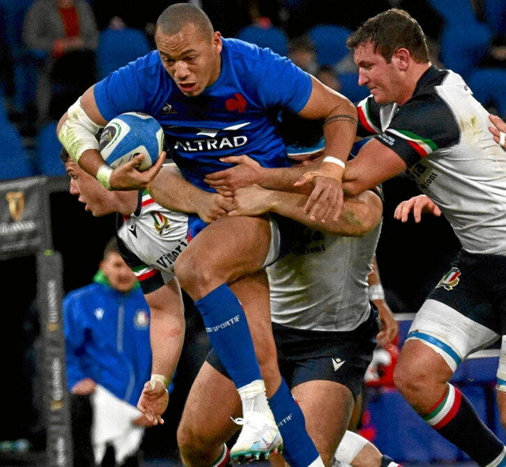 Aos italianos tratan de placar al galo Fickou.