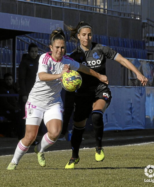 Itzi Pinillos y Maddi corren tras el balón.