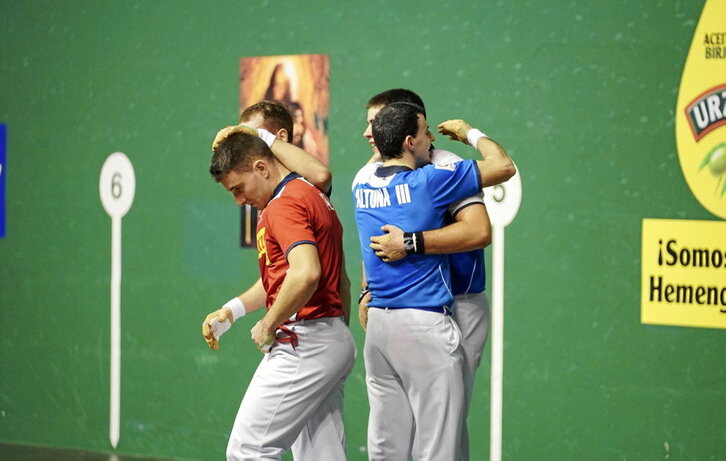 Atzo, partida amaitu ostean, Altuna eta Tolosa garaipena ospatzen, eta Laso eta Imaz burumakur.