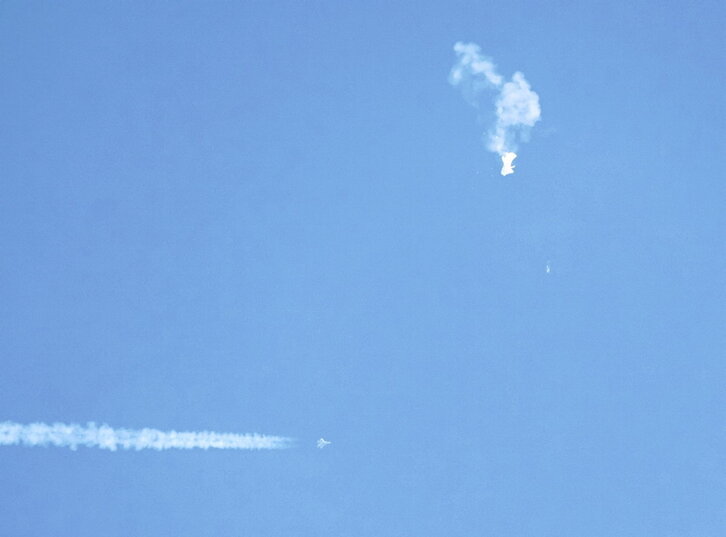 AEBen misil batek globo txinatarra eraitsi zuen unea.