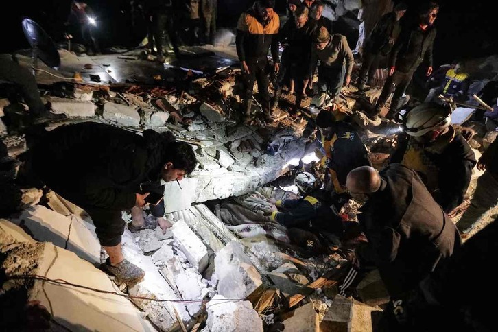 Rescatistas sirios recuperan a un hombre herido de los escombros de un edificio derrumbado.