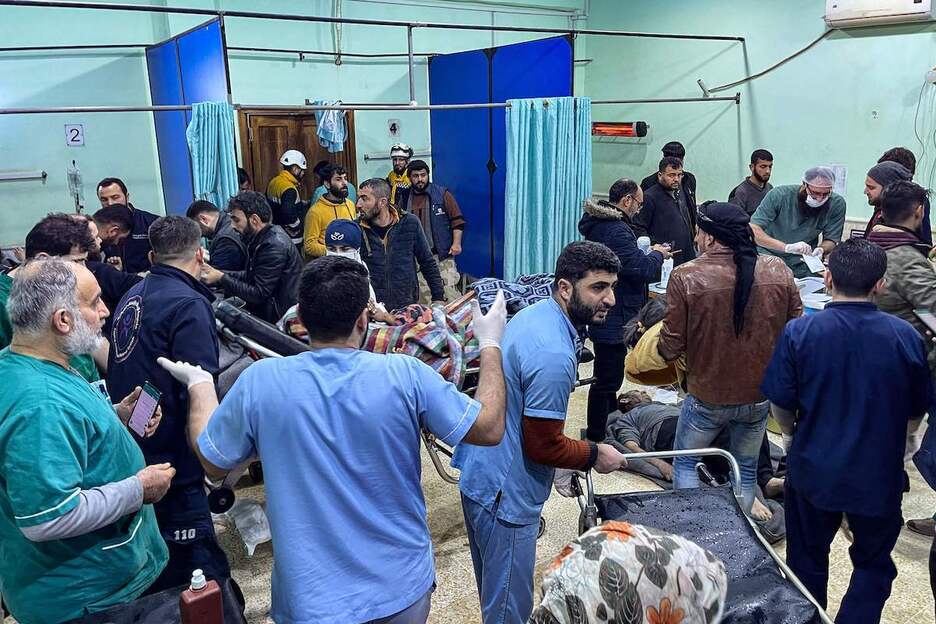 Las víctimas son llevadas de urgencia a la sala de emergencias del hospital Bab al-Hawa, en el norte de Siria.