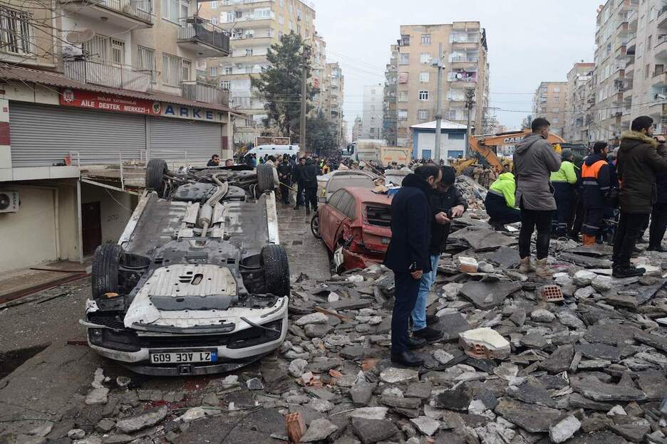 La gente busca sobrevivientes entre los escombros en Diyarbakir, Turquía.