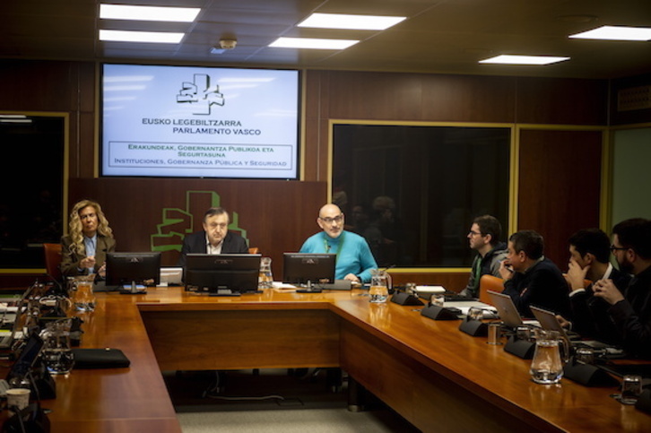 Josu Etxaburu y Jexux Olaziregi han comparecido en el Parlamento de Gasteiz en nombre de Gure Esku.