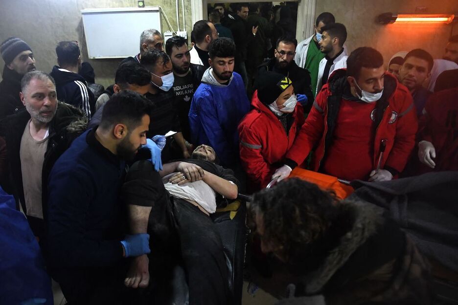 Un hombre herido es llevado a la sala de emergencias de un hospital después de un terremoto en la ciudad de Alepo.