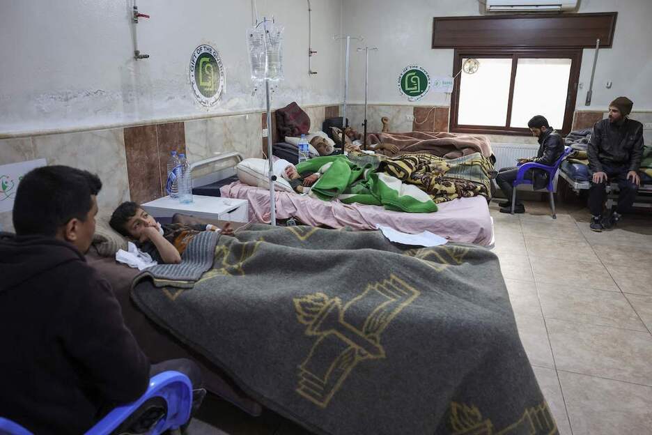 Las personas heridas en un terremoto matutino reciben tratamiento en el hospital al-Rahma en la ciudad siria de Darkush.