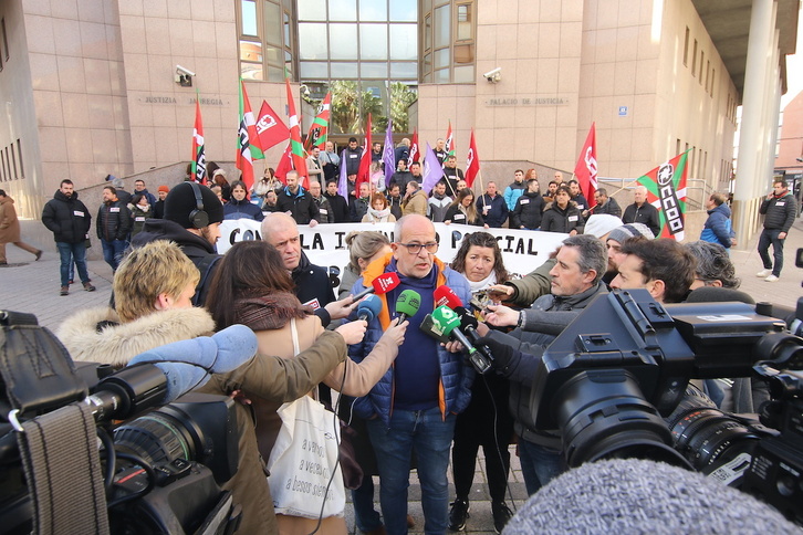 Javi Gómez, acompañado de Unai Sordo y Loli García, ante los juzgados de Barakaldo.