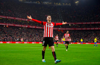 Sancet, taldekideekin batera, garaipena ospatzen aldagelan.