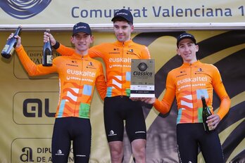 Euskaltel Euskadi, con el premio al mejor equipo en la Clàssica Comunitat Valenciana con el que comenzó la temporada.