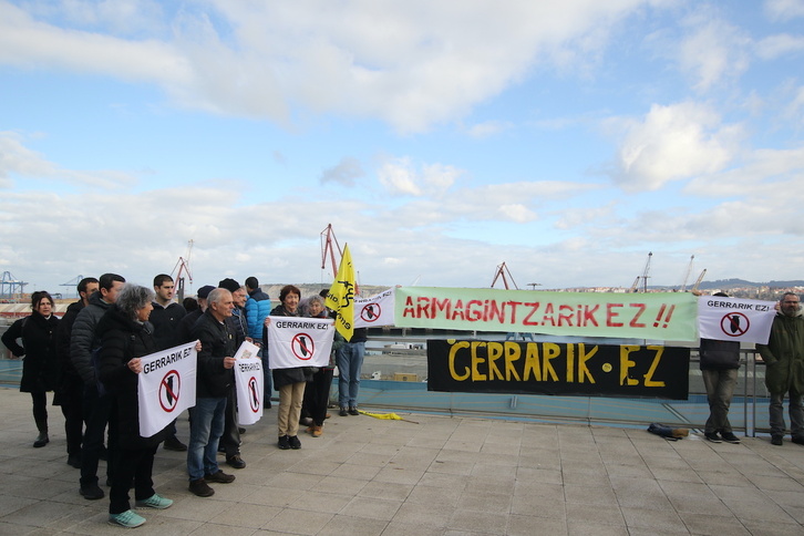 Protesta de la plataforma Gerrari Ez en Santurtzi.