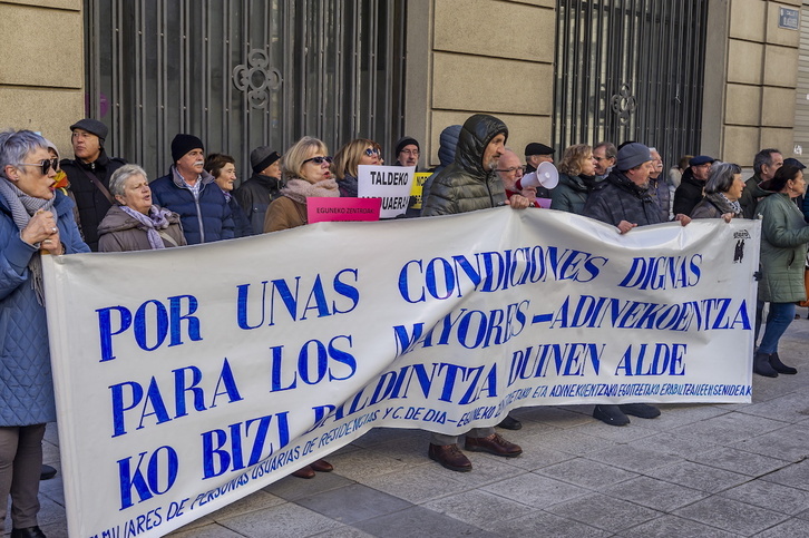 Gobernu espainolak Gasteizen duen ordezkariordetzaren aurrean egindako kontzentrazioa.
