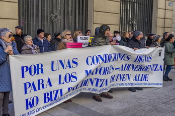 Gobernu espainolak Gasteizen duen ordezkariordetzaren aurrean egindako kontzentrazioa.