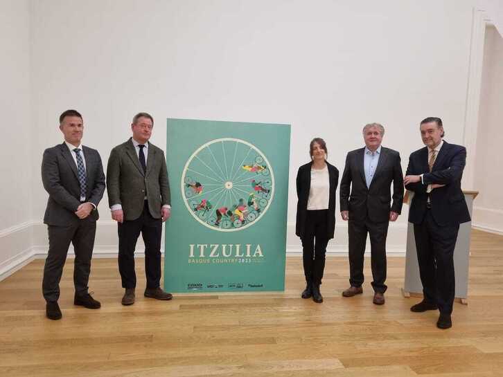 Maite Mutuberria, Itzulia 2023ko bere kartelarekin eta zenbait ordezkarirekin batera.