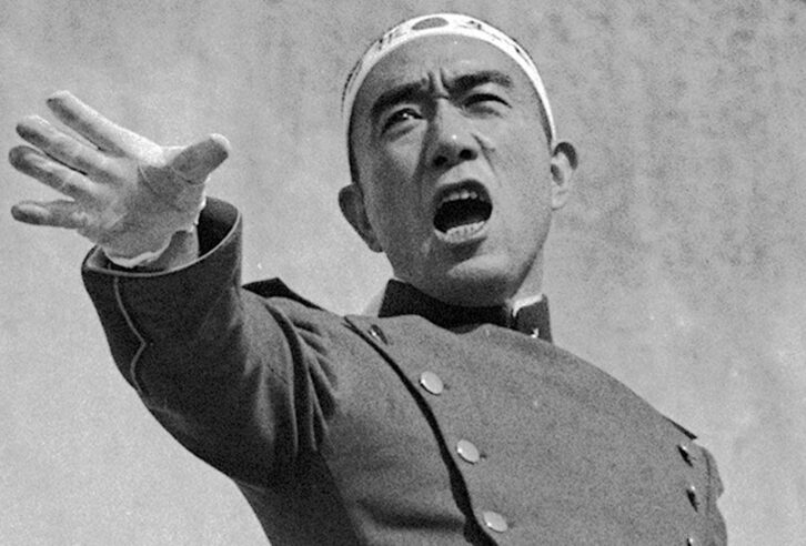 Mishima dirigiéndose al Ejercito Imperial de Japón poco antes de someterse a su harakiri.