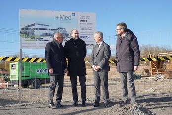 Responsables institucionales y de la empresa en el acto de colocación de la primera piedra.