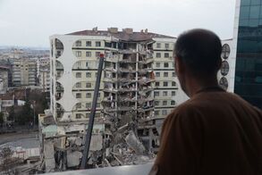 Un gran terremoto sacude el sur de Turquía, Siria y Kurdistán