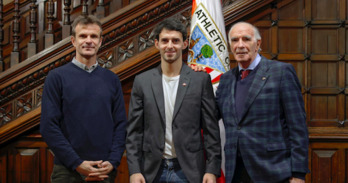 Altuna junto al presidente Jon Uriarte e Iribar.