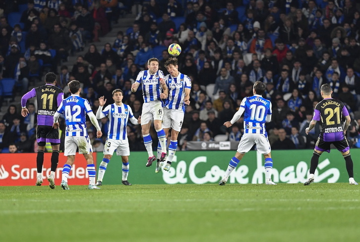 Illarra y Le Normand pugnan por un balón aéreo en el partido contra el Valladolid del domingo.