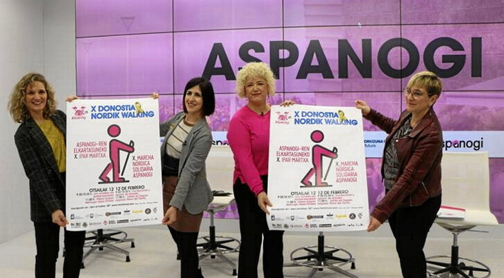 Aspanogi elkarteko kideak eta aldundiko arduradunak, agerraldian.