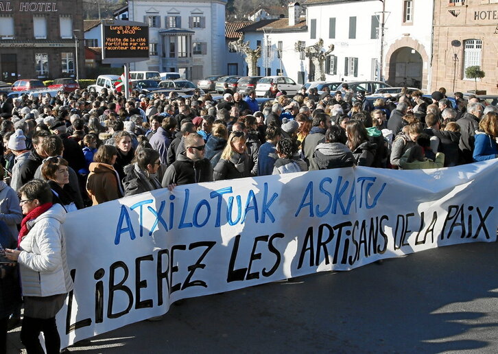 Luhuson egindako elkarretaratzea, atxilotutako lagunak askatzeko eskatuz.