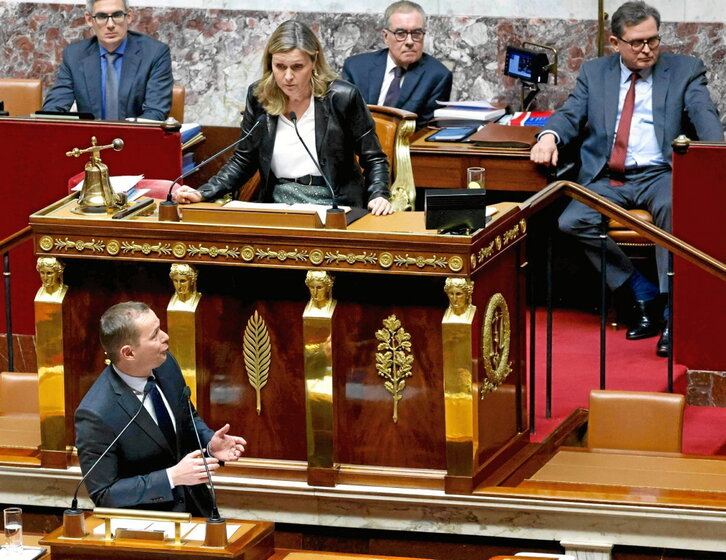 El ministro de Trabajo, Olivier Dussopt, se dirige a la presidenta de la Cámara, Yaël Braun-Pive.