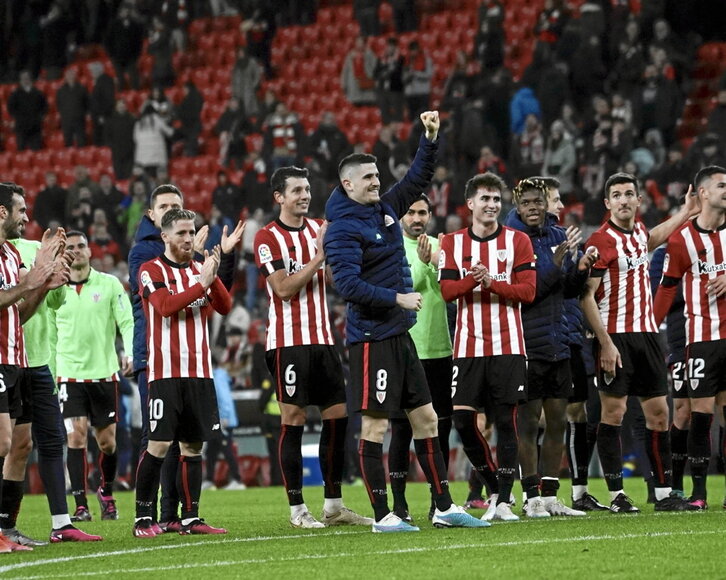 Sancet, taldekideekin batera, herri harmailarekin Cadizen aurkako garaipena ospatzen.