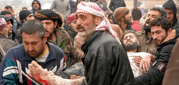 Zauritutako gizon bat garraiatzen, Siriako Jundairis hirian.