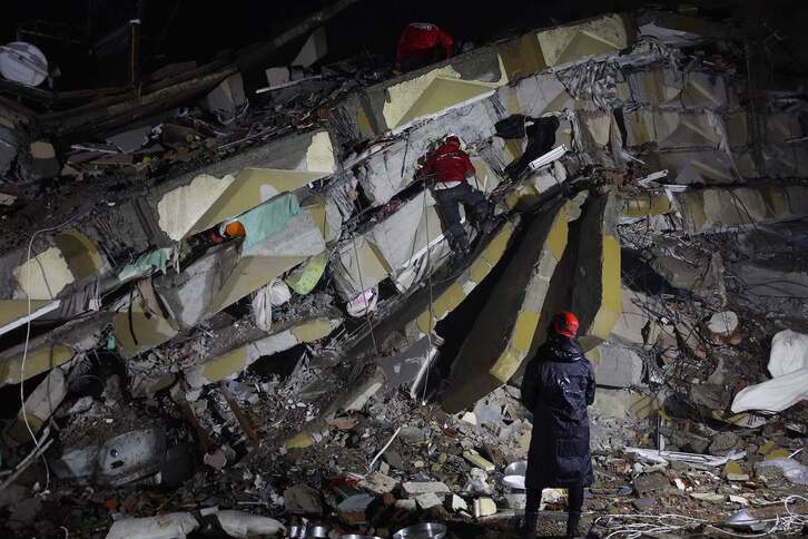 Los rescatistas buscan víctimas y sobrevivientes entre los escombros de los edificios derrumbados en Kahramanmaras,, Turquía.