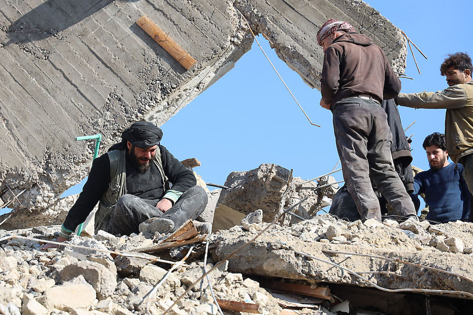 Un hombre llora entre los escombros en la localidad de Jandairis, en la provincia de Alepo.