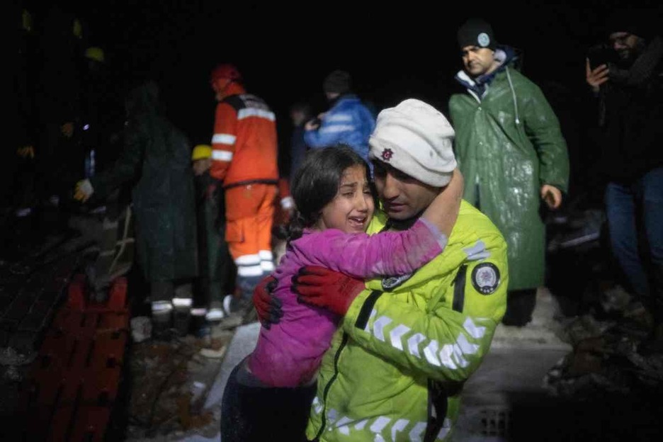 Un oficial de policía con su hija en brazos tras rescatarla en Hatay.
