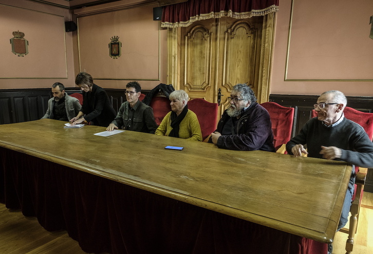 Comparecencia en Azpeitia de familiares de los fallecidos en la emboscada de Pasaia, con la alcaldesa.
