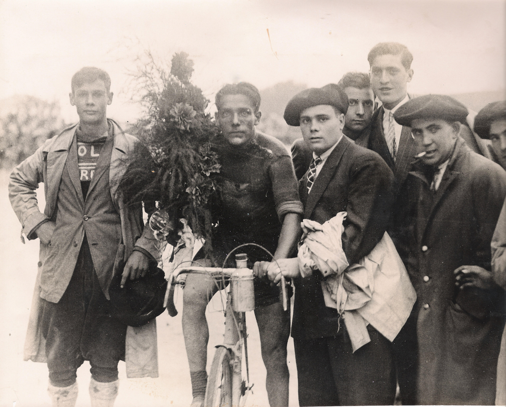 Francisco Cepeda posa junto a su hermano Primi durante la Vuelta Cicilista al País Vasco de 1929.