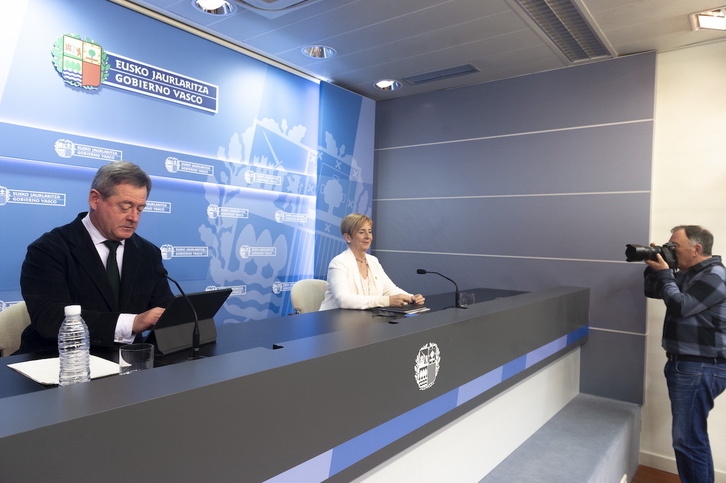 Bingen Zupiria junto a Arantxa Tapia en la rueda de prensa de este martes.