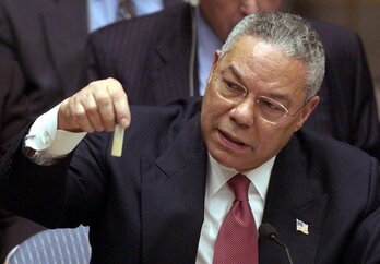 Powell, con el frasco de la mentira, hace 20 años en la ONU.