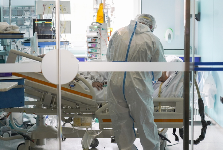 Un profesional sanitario atiende a un paciente de covid en el Hospital de Gurutzeta en los primeros meses de la pandemia.