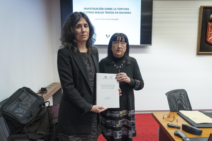 Laura Pego y Jeannette Ruiz Goikotxeta, las representantes del IVAC que han comparecido en la Cámara navarra, con el trabajo.