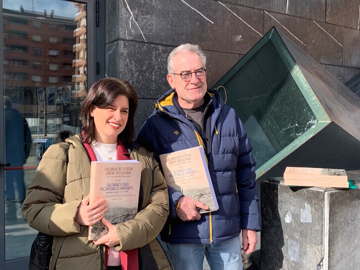 Xabier Valencia egilea Olaia Parra zinegotziarekin, liburuaren aurkezpenean.