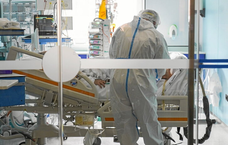 Un profesional sanitario atiende a un paciente de covid en el Hospital de Gurutzeta en los primeros meses de la pandemia.