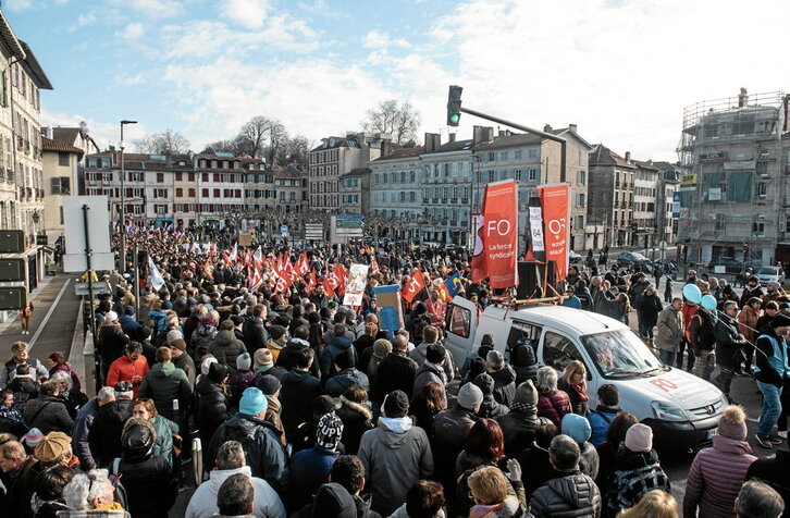 Baionan atzo bildu zen jendetza ikusita, sindikatuak baikor dira larunbaterako eginiko deialdiari begira.