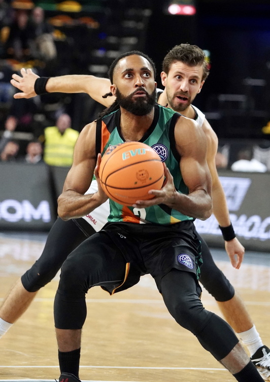 Varios triples de Smith han mantenido a Bilbao Baskete en el partido.