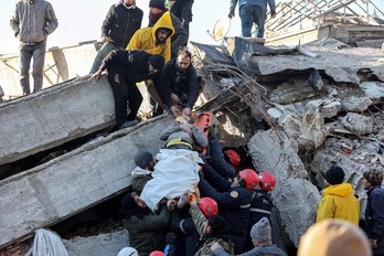Los equipos de rescate sacan a un sobreviviente de los escombros de un edificio destruido en Kahramanmaras, al sur de Turquía.