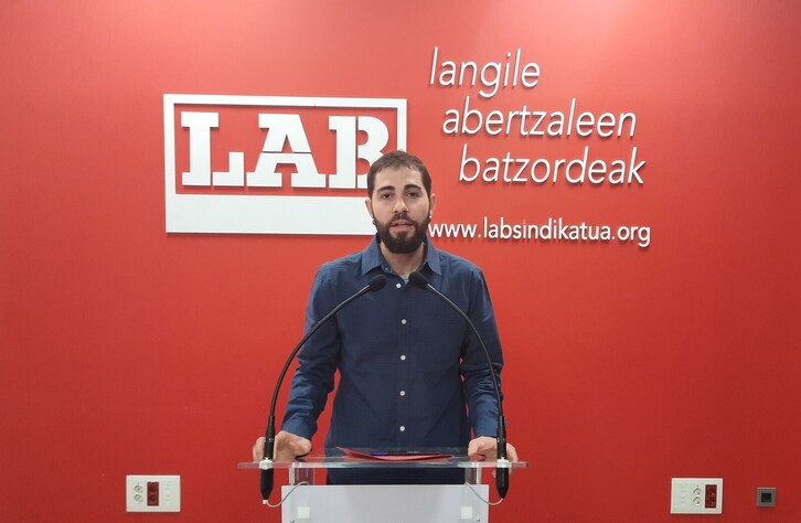 Imanol Karrera, portavoz de LAB, en la comparecencia de hoy.
